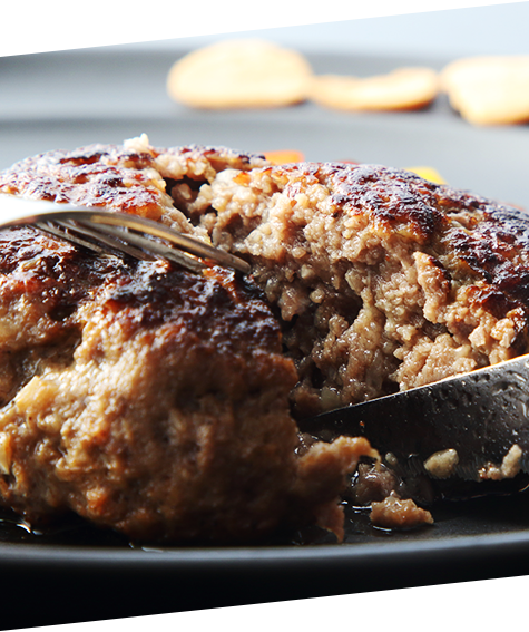 ハンバーグを食べる