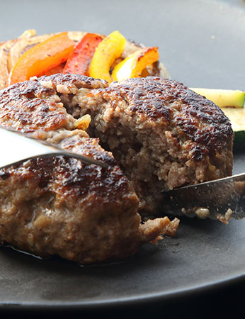 ハンバーグを食べる