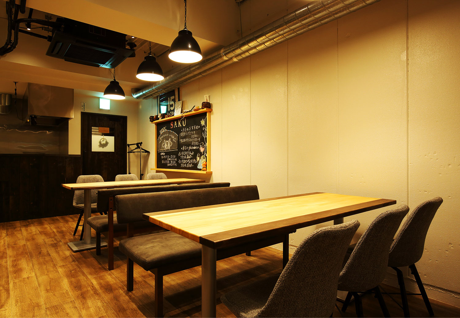 テーブル席内観